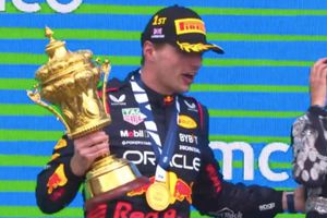 ¿Y EL PREMIO? Max Verstappen se olvida del trofeo en Silverstone