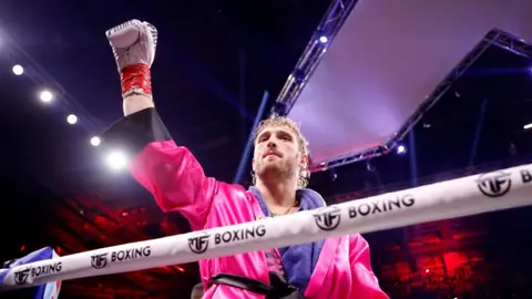 Logan Paul derrota a Dillon Danis por decisión unánime; la pelea terminó en trifulca