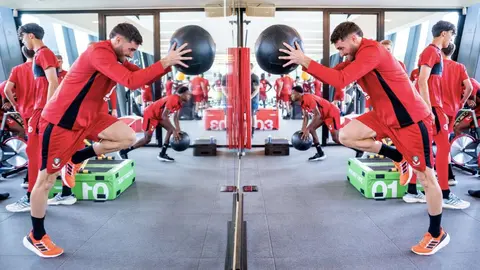 Santiago Giménez reportó con Feyenoord... ¡llegó con sus cosas en bolsa ecológica!