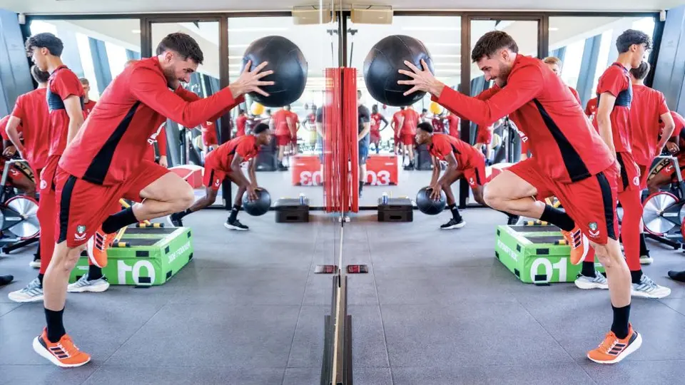 Santiago Giménez reportó con Feyenoord... ¡llegó con sus cosas en bolsa ecológica!