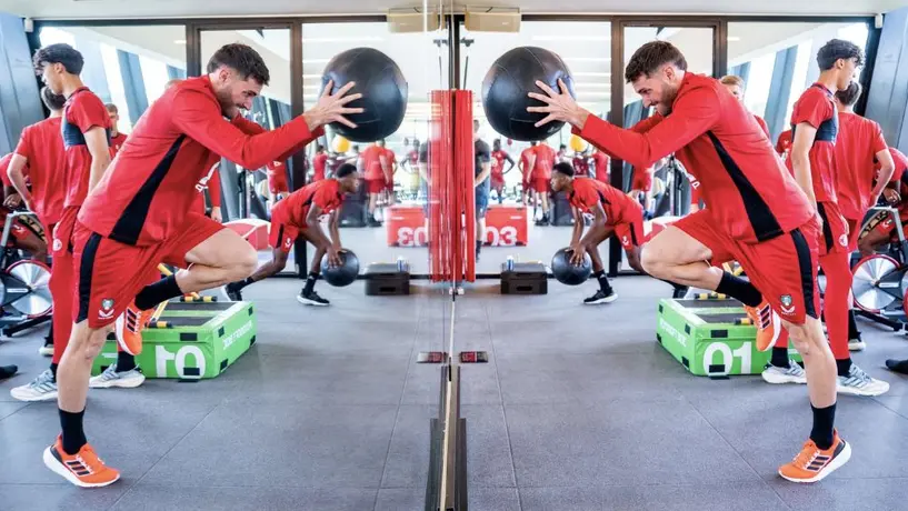 Santiago Giménez reportó con Feyenoord... ¡llegó con sus cosas en bolsa ecológica!