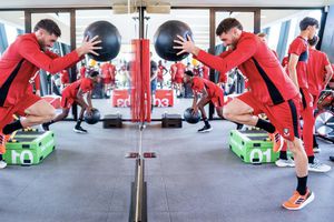Santiago Giménez reportó con Feyenoord... ¡llegó con sus cosas en bolsa ecológica!