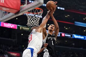 Clippers aplasta a Spurs en el primer partido de Victor Wenbanyama como visita en NBA