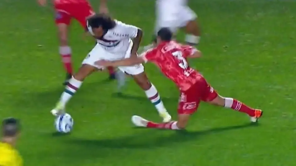 Marcelo realiza plancha que fractura a rival en duelo de Copa Libertadores