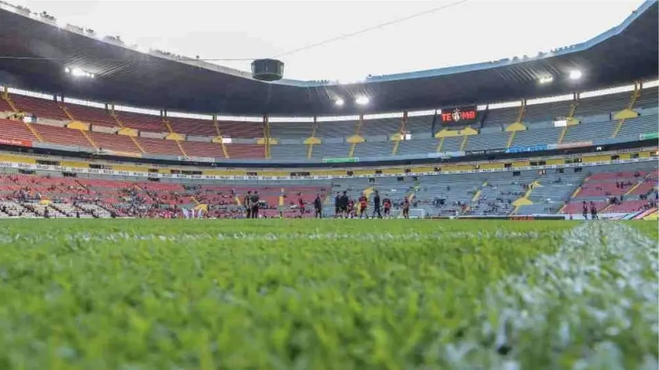 Liga MX: Se trabaja a marchas forzadas para recuperar el césped del Estadio Jalisco