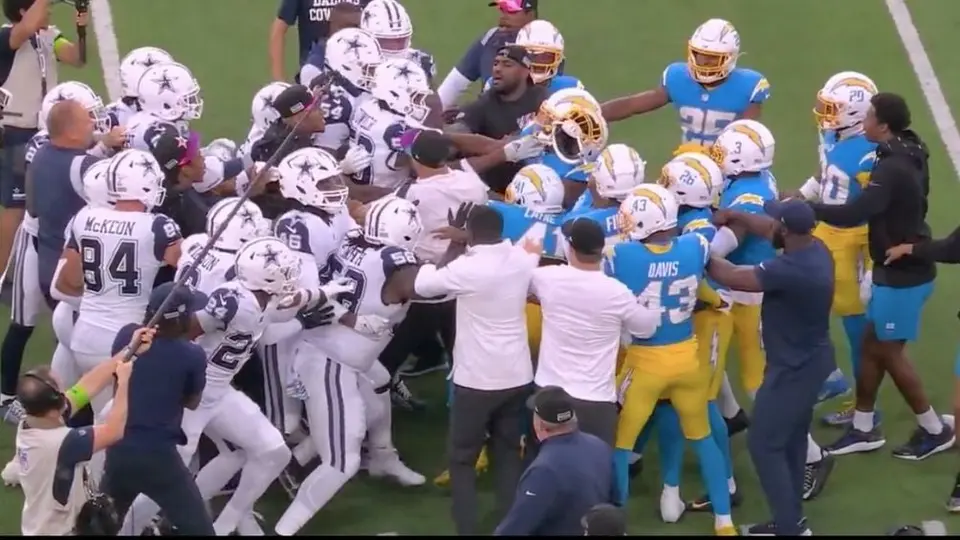¡Se están peleando! Jugadores de Dallas y Chargers protagonizan bronca antes del juego