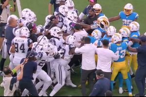 ¡Se están peleando! Jugadores de Dallas y Chargers protagonizan bronca antes del juego