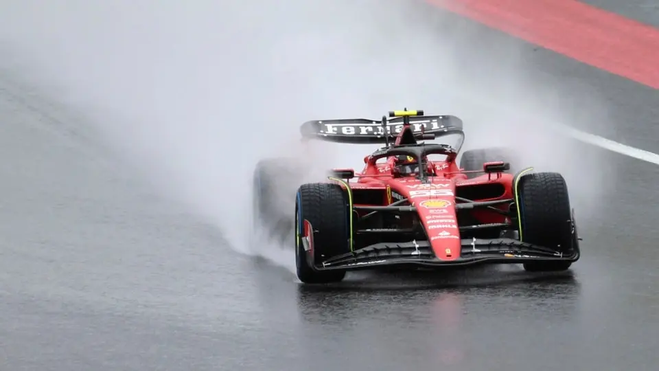 Carlos Sainz lideró la Práctica 1 del GP de Bélgica en una intensa lluvia; Checo terminó quinto