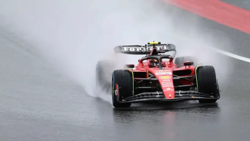 Carlos Sainz lideró la Práctica 1 del GP de Bélgica en una intensa lluvia; Checo terminó quinto