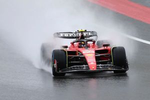 Carlos Sainz lideró la Práctica 1 del GP de Bélgica en una intensa lluvia; Checo terminó quinto