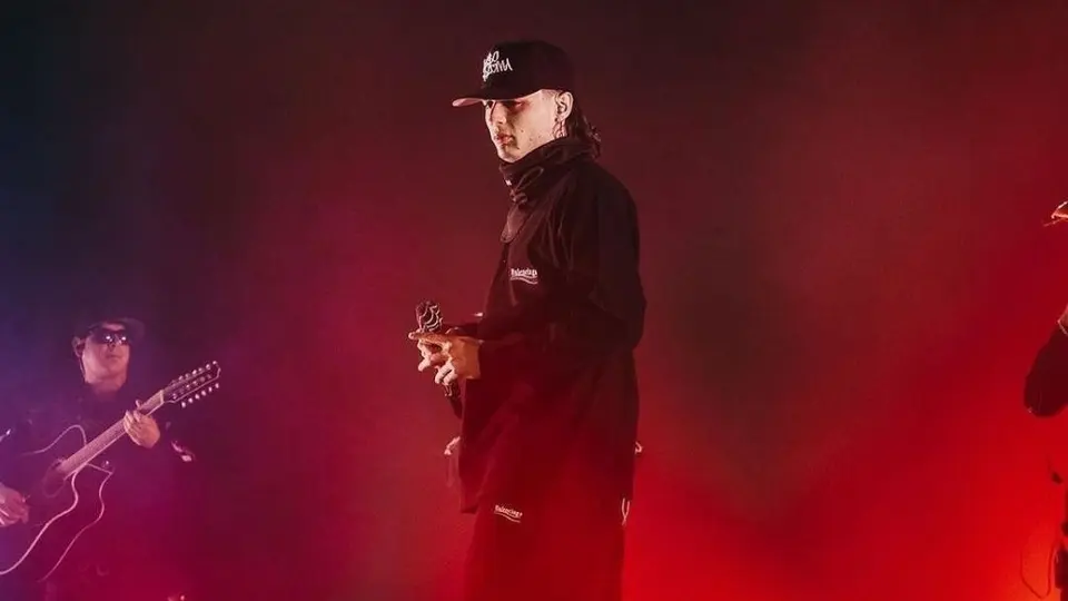 Peso Pluma: Elementos de seguridad del cantante derribaron a fan en pleno concierto