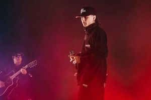 Peso Pluma: Elementos de seguridad del cantante derribaron a fan en pleno concierto