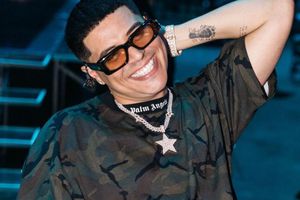 Llaman “codo” a Eduin Caz por no comprarle zapatos a su hijo para una premiación