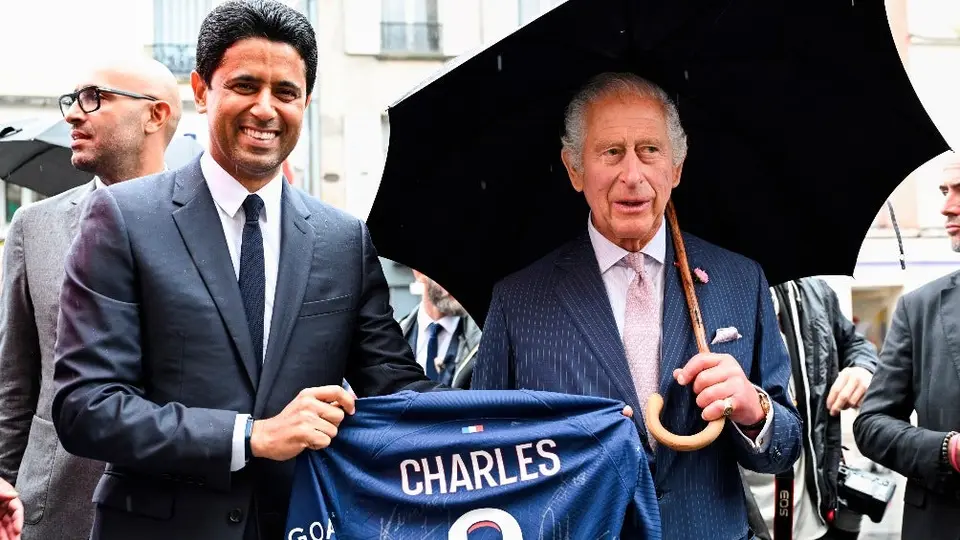 El Rey Carlos III recibe una playera del PSG a manos de Nasser Al-Khelaifi