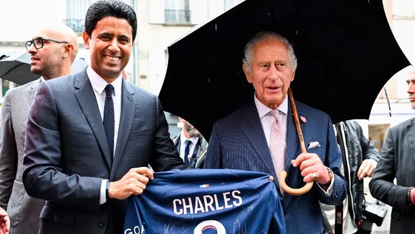 El Rey Carlos III recibe una playera del PSG a manos de Nasser Al-Khelaifi