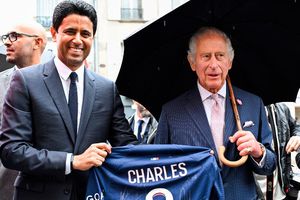 El Rey Carlos III recibe una playera del PSG a manos de Nasser Al-Khelaifi