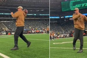 Aaron Rodgers muestra su recuperación y lanza algunos pases previo al MNF ante Chargers