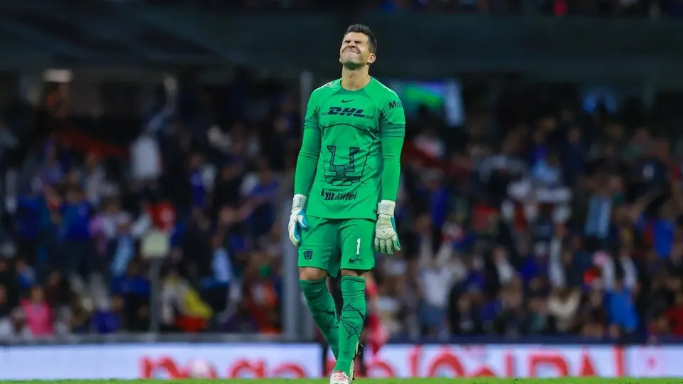 ¿A quién le reclamó? Julio González sale furioso en el medio tiempo entre Cruz Azul y Pumas