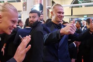 Erling Haaland tuvo un gran gesto con unos niños durante la gala del Balón de Oro