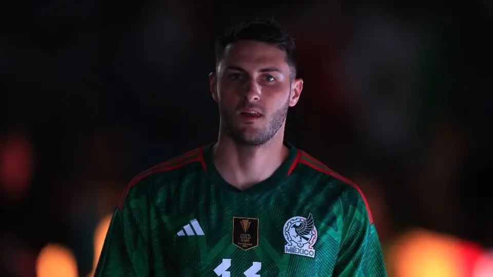 Santi Giménez da muestra de compañerismo previo al duelo frente a Ghana