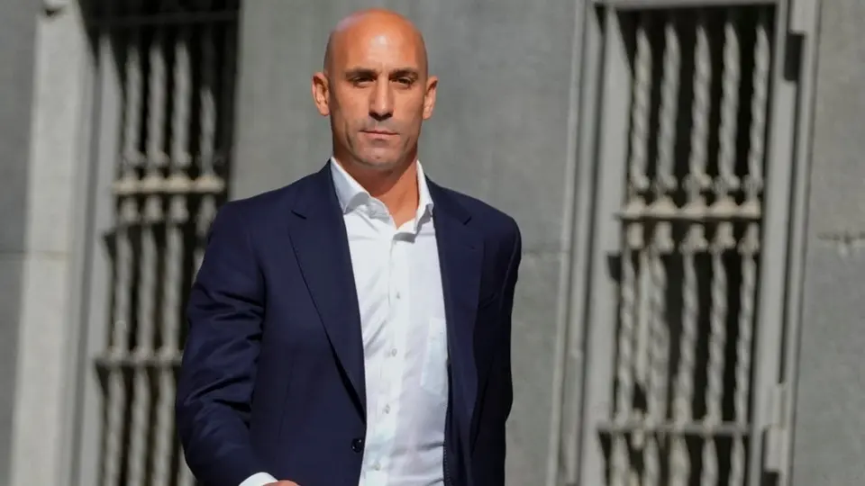 FIFA inhabilita a Luis Rubiales por tres años por el beso a Jenni Hermoso