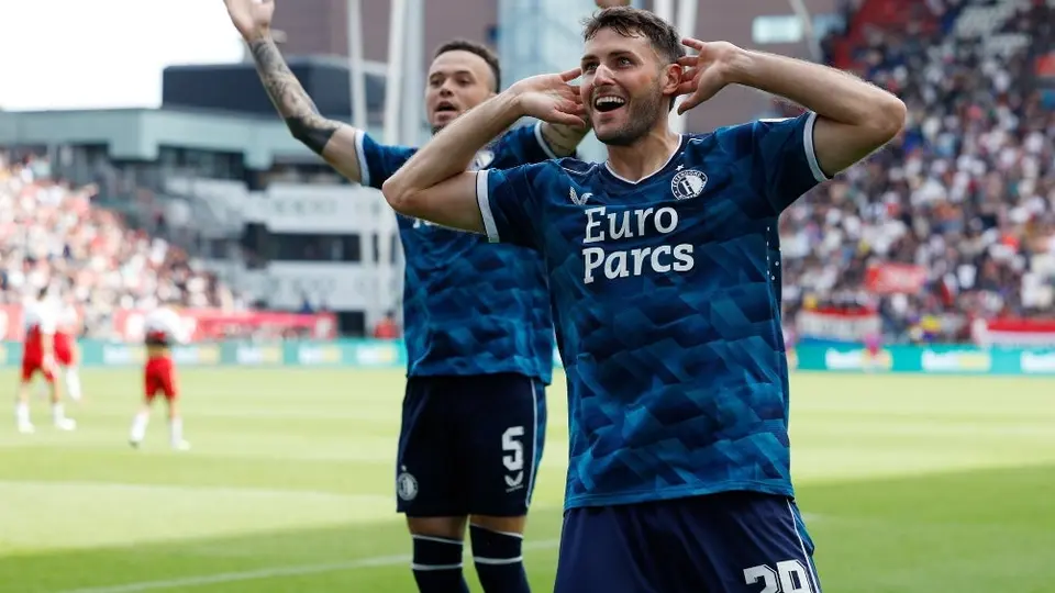 Santi Giménez recibió ofertas en la ventana de fichajes, pero los equipos no jugaban Champions