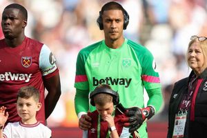 El solidario gesto de Alphonse Aréola, portero del West Ham, con un niño con autismo