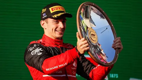 ¡Qué crack! Charles Leclerc firma autógrafo en una bolsa de papas fritas