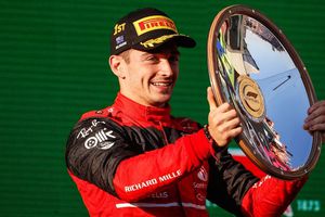 ¡Qué crack! Charles Leclerc firma autógrafo en una bolsa de papas fritas