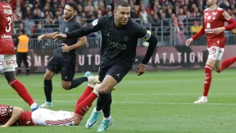 Kylian Mbappé 'salva' al PSG con un doblete ante el Brest