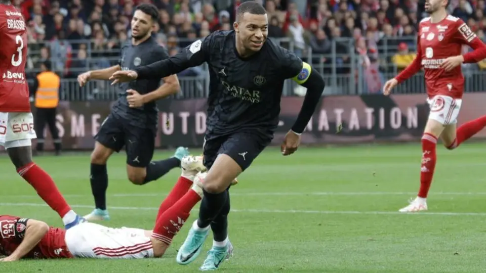 Kylian Mbappé 'salva' al PSG con un doblete ante el Brest