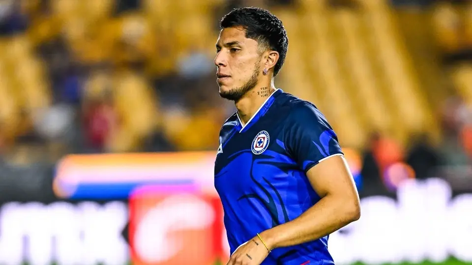 Carlos Salcedo se encaró con un aficionado de Cruz Azul que le recriminó sus errores