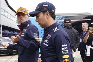 Checo Pérez: Medio alemán considera que Ricciardo debe sustituir al mexicano en Hungría