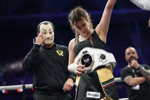 La Rivers se olvida del 'Canelo' Álvarez y se inspira de 'Pitbull' Cruz para La Velada del Año 3