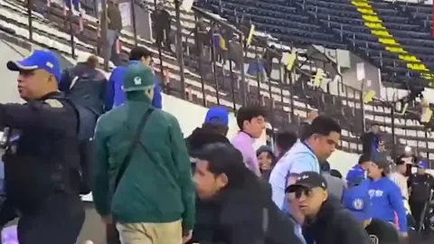 Se presenta conato de bronca en las gradas del Azteca al término del Clásico Joven