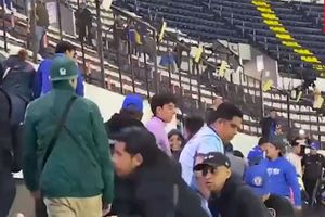 Se presenta conato de bronca en las gradas del Azteca al término del Clásico Joven