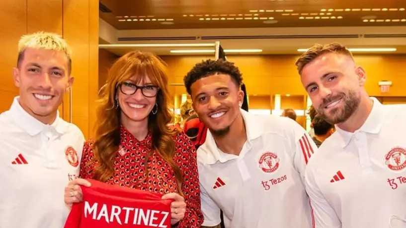 ¡Gran sorpresa! Lisandro Martínez le regala la playera del Manchester United a Julia Roberts