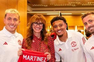 ¡Gran sorpresa! Lisandro Martínez le regala la playera del Manchester United a Julia Roberts