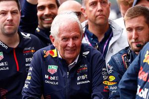 Helmut Marko 'defiende' a Checo Pérez tras las críticas de Ralf Schumacher