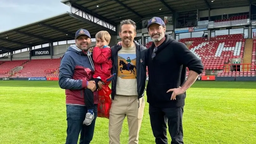 Ryan Reynolds invita a Hugh Jackman a visitar estadio de la League Two de Inglaterra