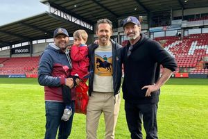 Ryan Reynolds invita a Hugh Jackman a visitar estadio de la League Two de Inglaterra