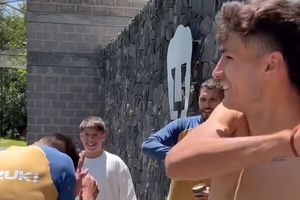 ¿Y la puntería? Juan Dinenno hace el ridículo en el cumpleaños de 'Toto' Salvio