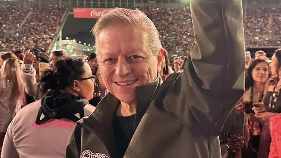 Ministro Zaldívar cumplió en intercambio pulsera de la amistad en el show de Taylor Swift