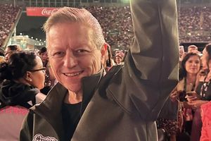 Ministro Zaldívar cumplió en intercambio pulsera de la amistad en el show de Taylor Swift