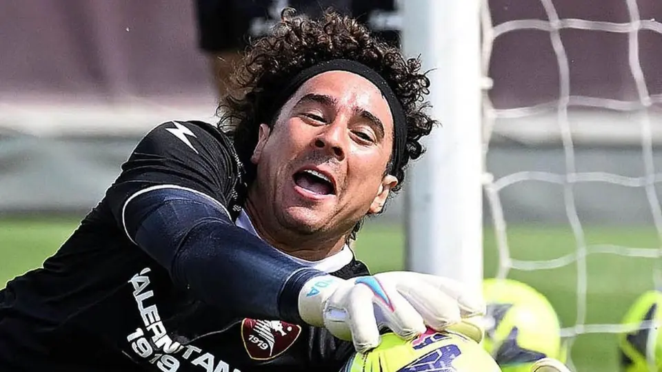 ¿Presión para Memo Ochoa? Salernitana ficha al portero Benoit Costil