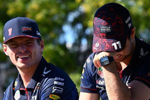 Christian Horner desata las risas al bromear sobre los hijos de Checo y los campeonatos de Max