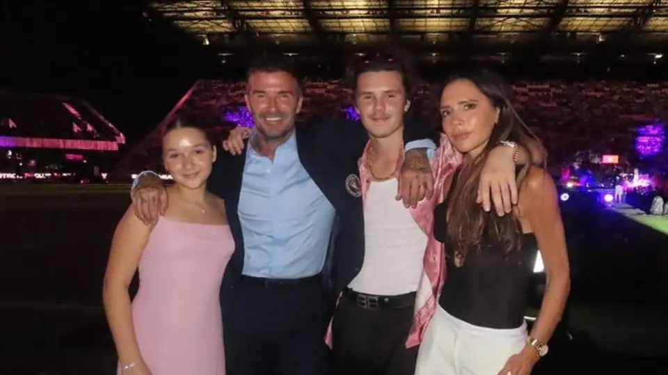 ¡Tremendo fail! Victoria Beckham se burla de su esposo tras resbalarse durante la presentación de Messi