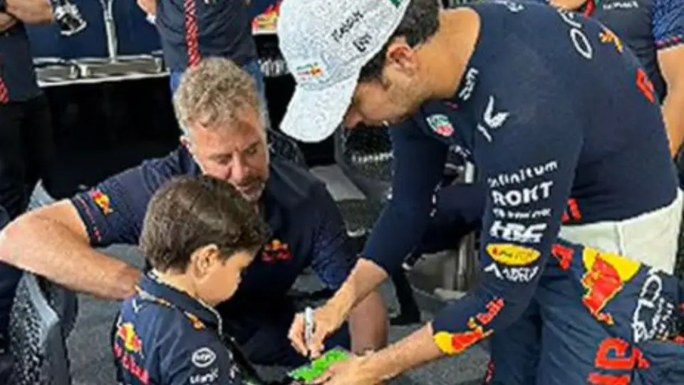 ¡Qué momento! Checo Pérez le da un regalo de cumpleaños inolvidable a un menor de edad
