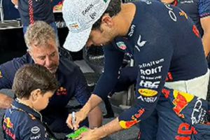 ¡Qué momento! Checo Pérez le da un regalo de cumpleaños inolvidable a un menor de edad