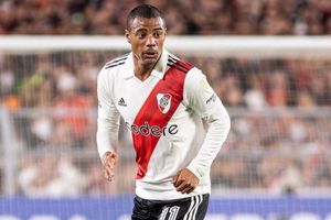 Pelotazo de Nicolás De La Cruz en el partido Vélez vs. River deja a un niño herido